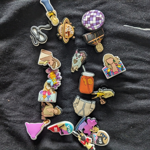 Taylor Swift T-Shirt and Croc Charms bundle - Picture 3 of 5